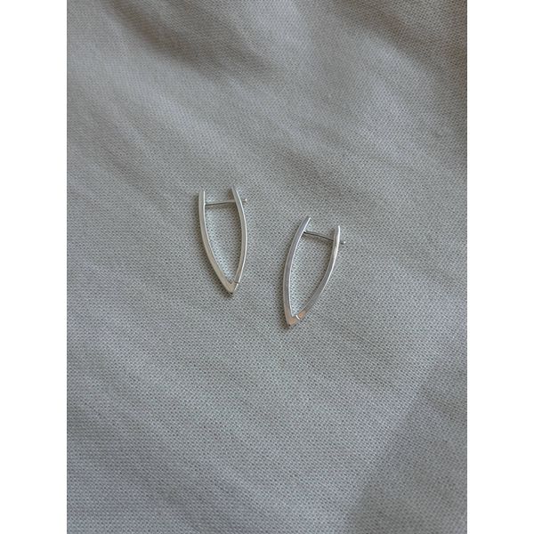 Brinco Curvo Escultural Banhado em Prata 925