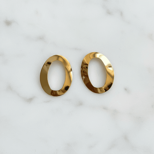Brinco Oval Escultural Banhado em Ouro 18k