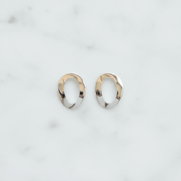 Brinco Oval Escultural Banhado em Prata 925