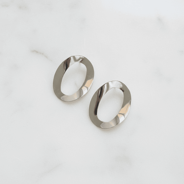 Brinco Oval Escultural Banhado em Prata 925