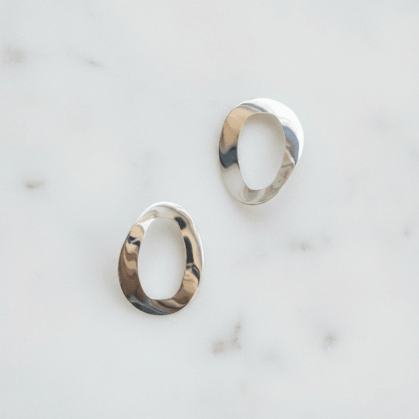 Brinco Oval Escultural Banhado em Prata 925