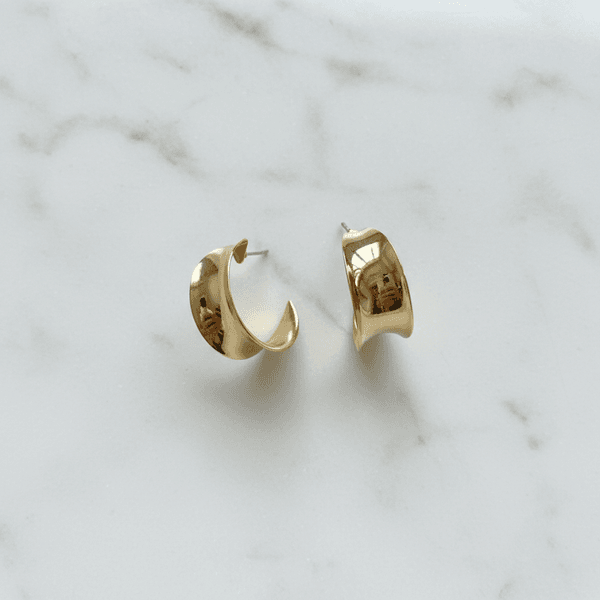 Brinco C-Hoop Escultural Banhado em Ouro 18k