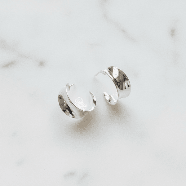 Brinco C-Hoop Escultural Banhado em Prata 925