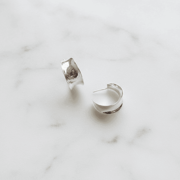 Brinco C-Hoop Escultural Banhado em Prata 925