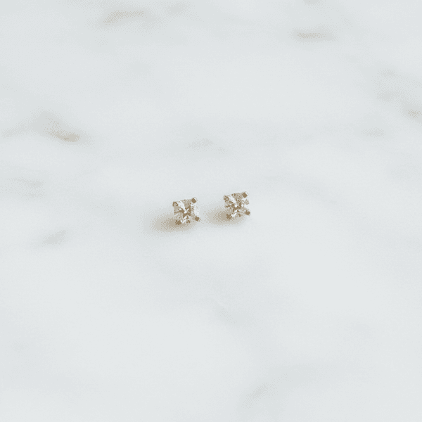 Brinco Ponto de Luz Clássico Banhado em Ouro 18k