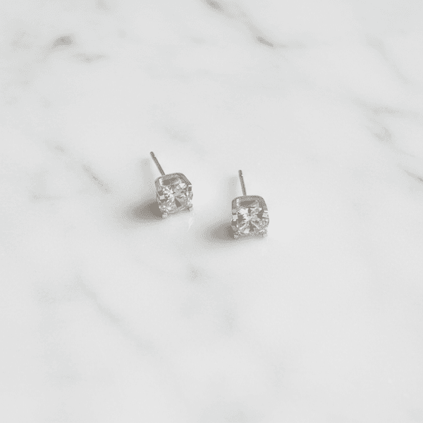 Brinco Ponto de Luz Clássico Banhado em Prata 925