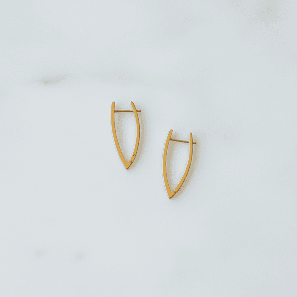 Brinco Curvo Escultural Banhado em Ouro 18k