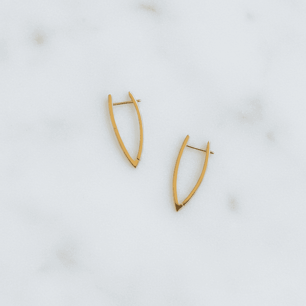 Brinco Curvo Escultural Banhado em Ouro 18k