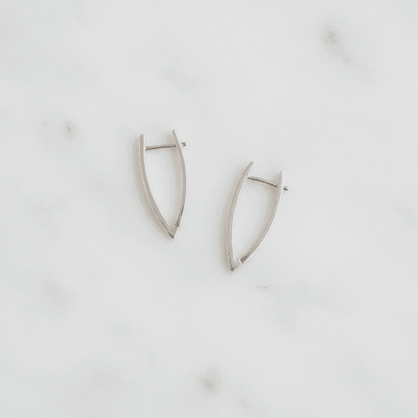 Brinco Curvo Escultural Banhado em Prata 925