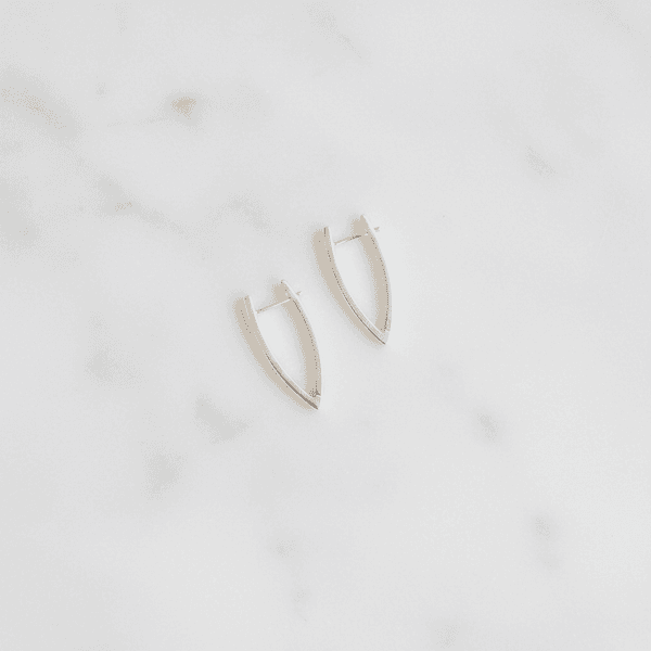 Brinco Curvo Escultural Banhado em Prata 925