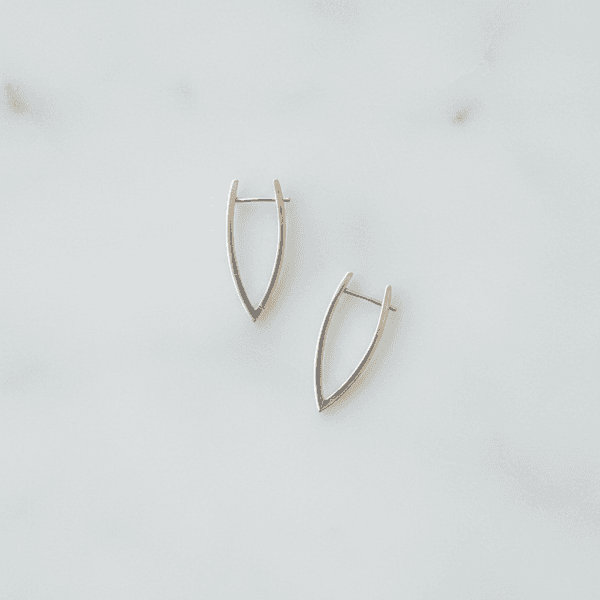 Brinco Curvo Escultural Banhado em Prata 925