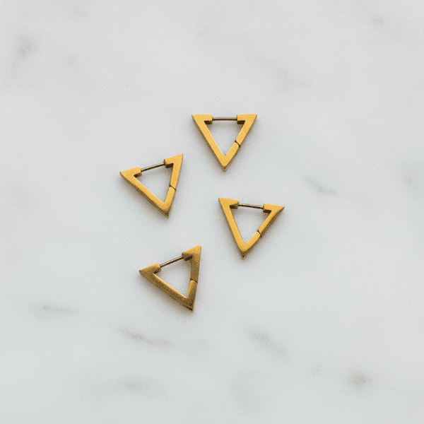 Brinco Huggie Triangular em Aço Inoxidável Dourado