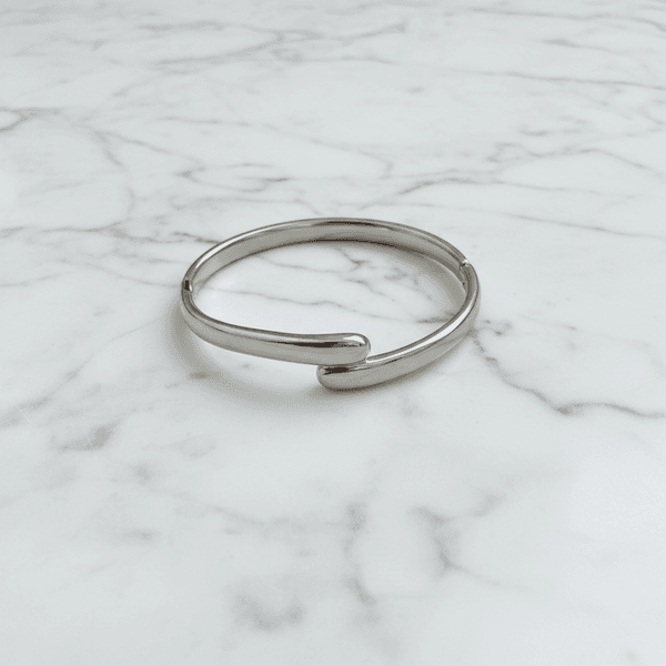 Bracelete Rígido Cruzado Smooth em Aço Inox Prata