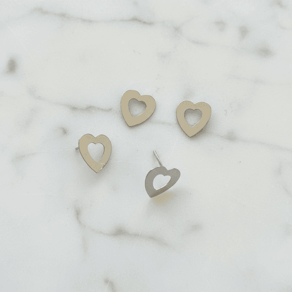 Brinco Stud Coração Minimalista em Aço Inox Prata
