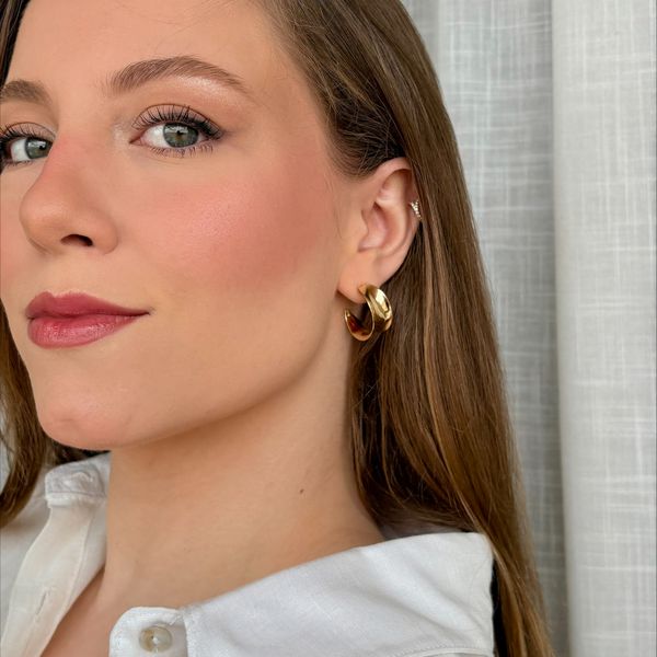 Brinco C-Hoop Escultural Banhado em Ouro 18k