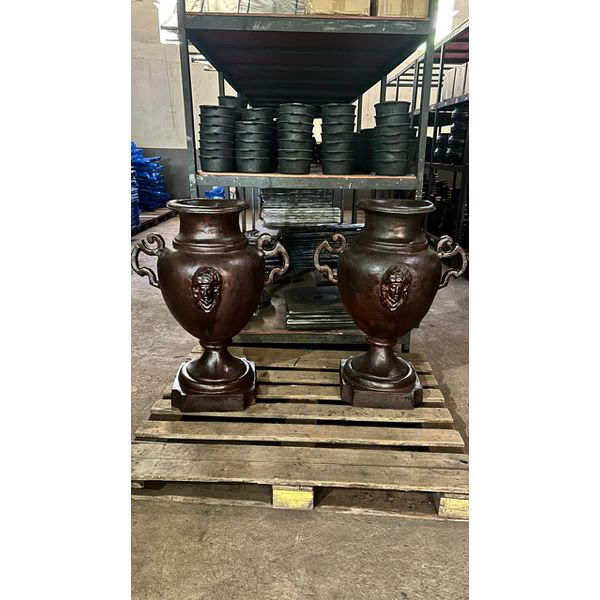 Vaso Ânfora Cara de índia em Ferro Fundido