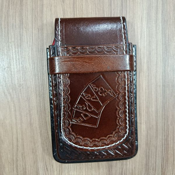 Porta Celular em Couro Entalhado 