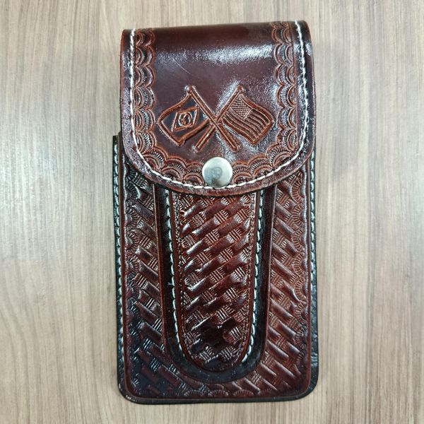 Porta Celular em Couro Entalhado 