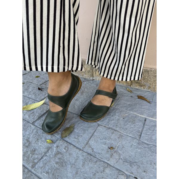 SAPATILHA EM COURO MANACA COR MILITAR COM VELCRO COD. 7548