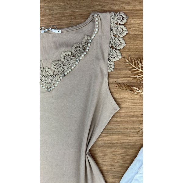 Blusa Regata Detalhe Pérolas e Guipir Nude