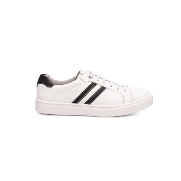 Tênis Casual em Couro Branco com Detalhes Preto Calprado