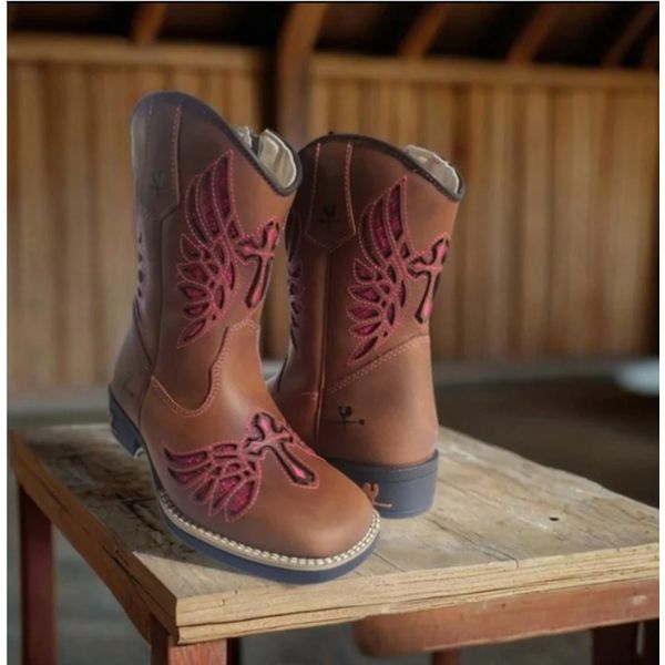 Bota Texana Feminina Juvenil Caramelo Bordado Laser PINK - R$ 433,27 OS: Produtos não disponíveis em estoque 15 dias para embarque!