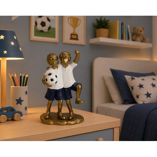 Escultura Futebol Meninos com Bola 16cm Branco e Azul