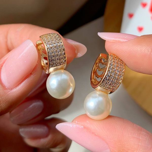 Brinco argola trabalhada com perola 