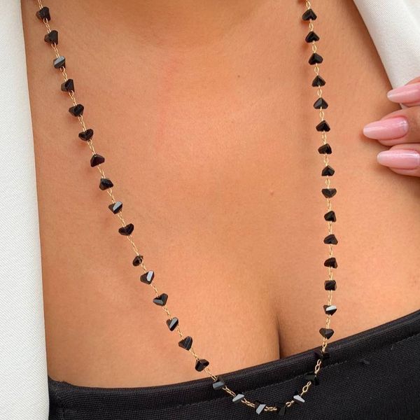 Colar alongado com detalhes preto