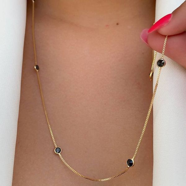 Colar alongado com detalhes preto 