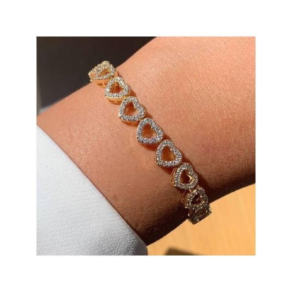 Pulseira de coração vazada com detalhes cravejado 