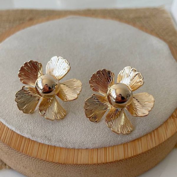 Brinco de flor trabalhada com esfera 