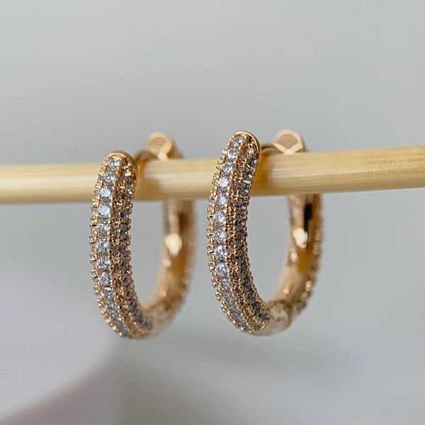 Brinco de argola trabalhado na micro zircônia