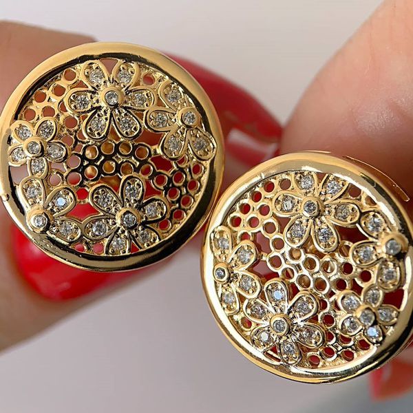 Brinco redondo de flor com detalhes na micro zircônia 