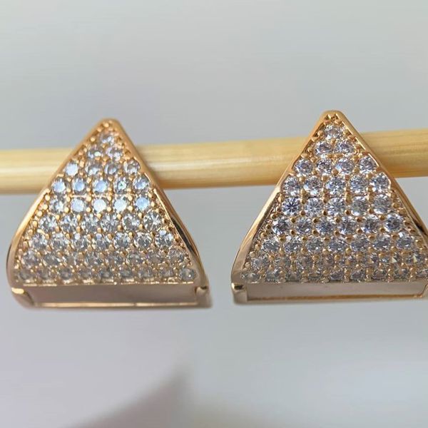 Brinco de argola triangular cravejado 