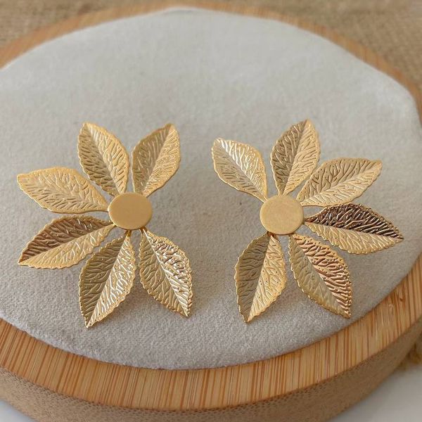 Brinco meia flor 