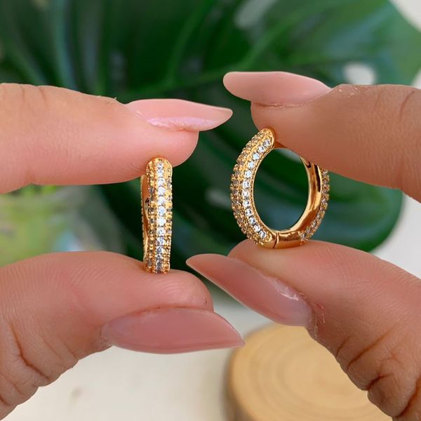 Brinco de argola trabalhado em micro zircônia 