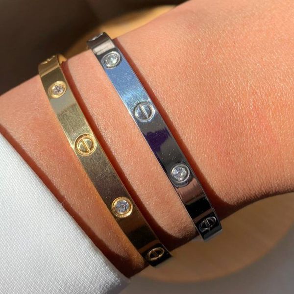Bracelete no aço com ponto de luz 