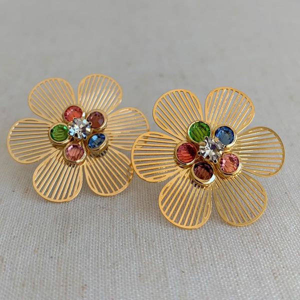 Brinco de flor com pedras em zircônia 