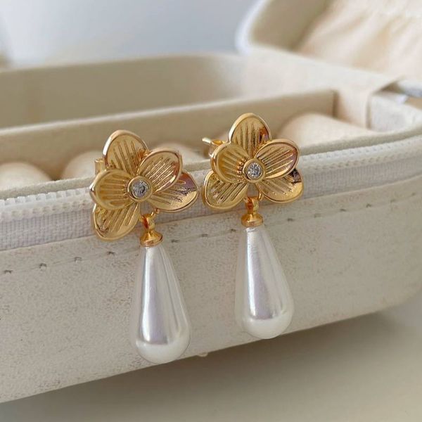 Brinco de flor com perola gota