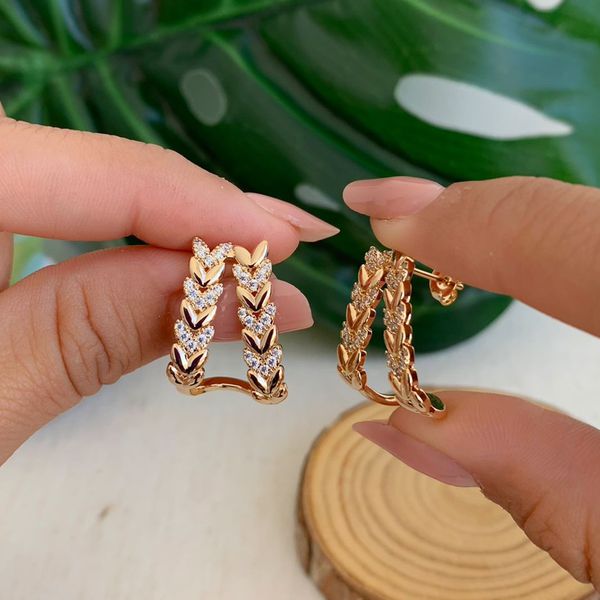 Brinco meia argola com detalhes em micro zircônia 