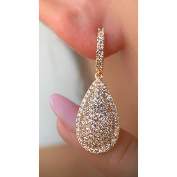 Brinco de argola formato gota trabalhado em micro zircônia 