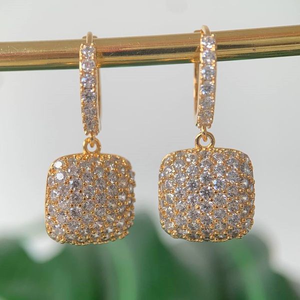 Brinco de argola trabalhada na micro zircônia 