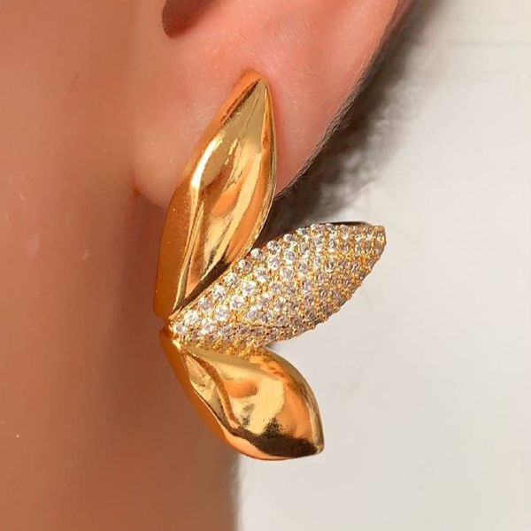 Brinco meia flor com detalhes na micro zircônia 