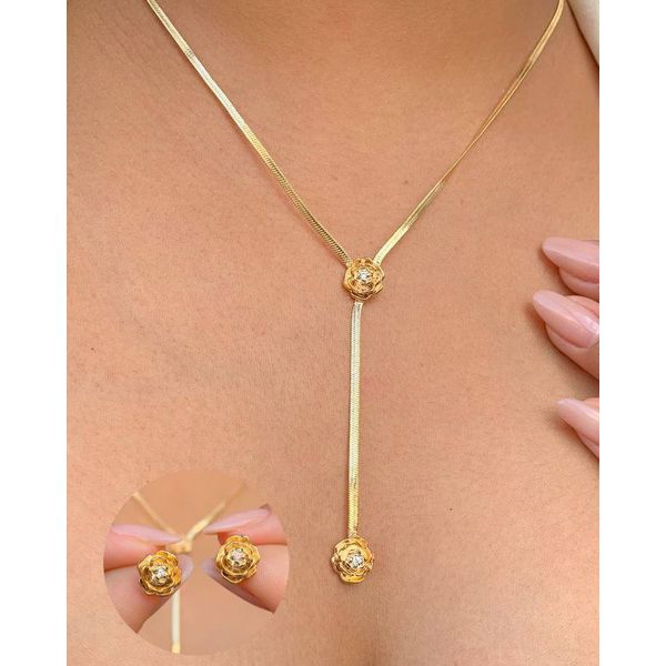 Conjunto de fita com flor delicada