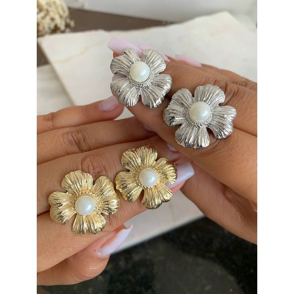 Brinco Flor Trabalhado na Pérola 