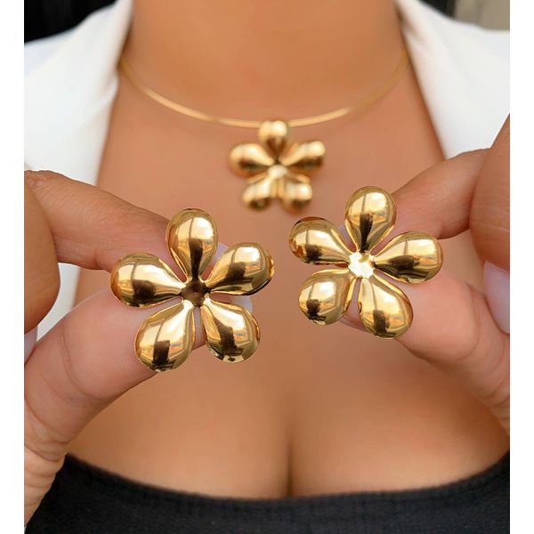 Conjunto chocker e brinco aro liso com flor