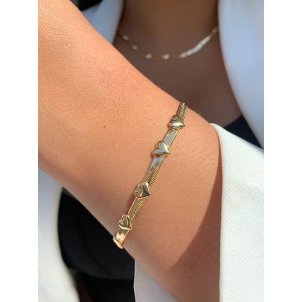Pulseira fita com corações