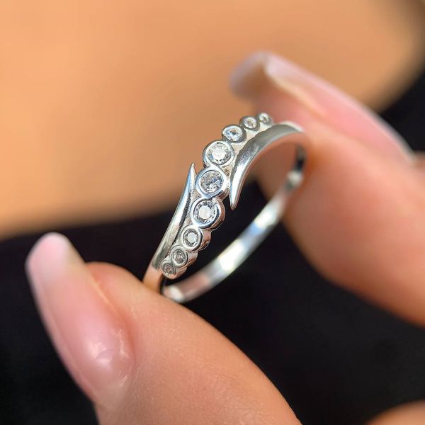 Anel com detalhe em zircônias Prata 925
