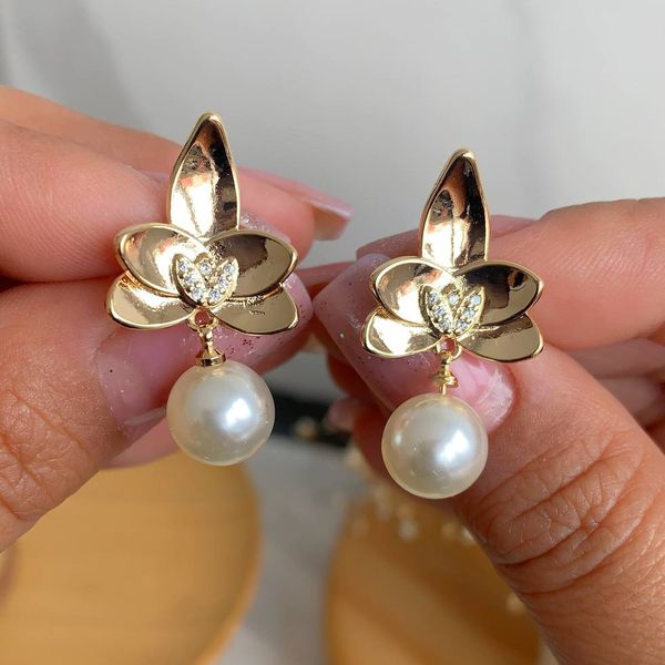 Brinco de flor com detalhe na perola 